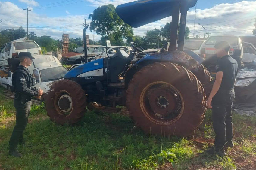 Recuperan un tractor robado en Brasil abandonado en un camino rural